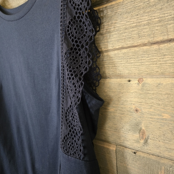 Banana Republic Women’s Sleeveless Eyelet Blue Crew Neck Top - Size Medium - Picture 3 of 8